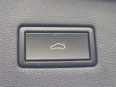 Used 2018 Volkswagen Tiguan SEL image 30