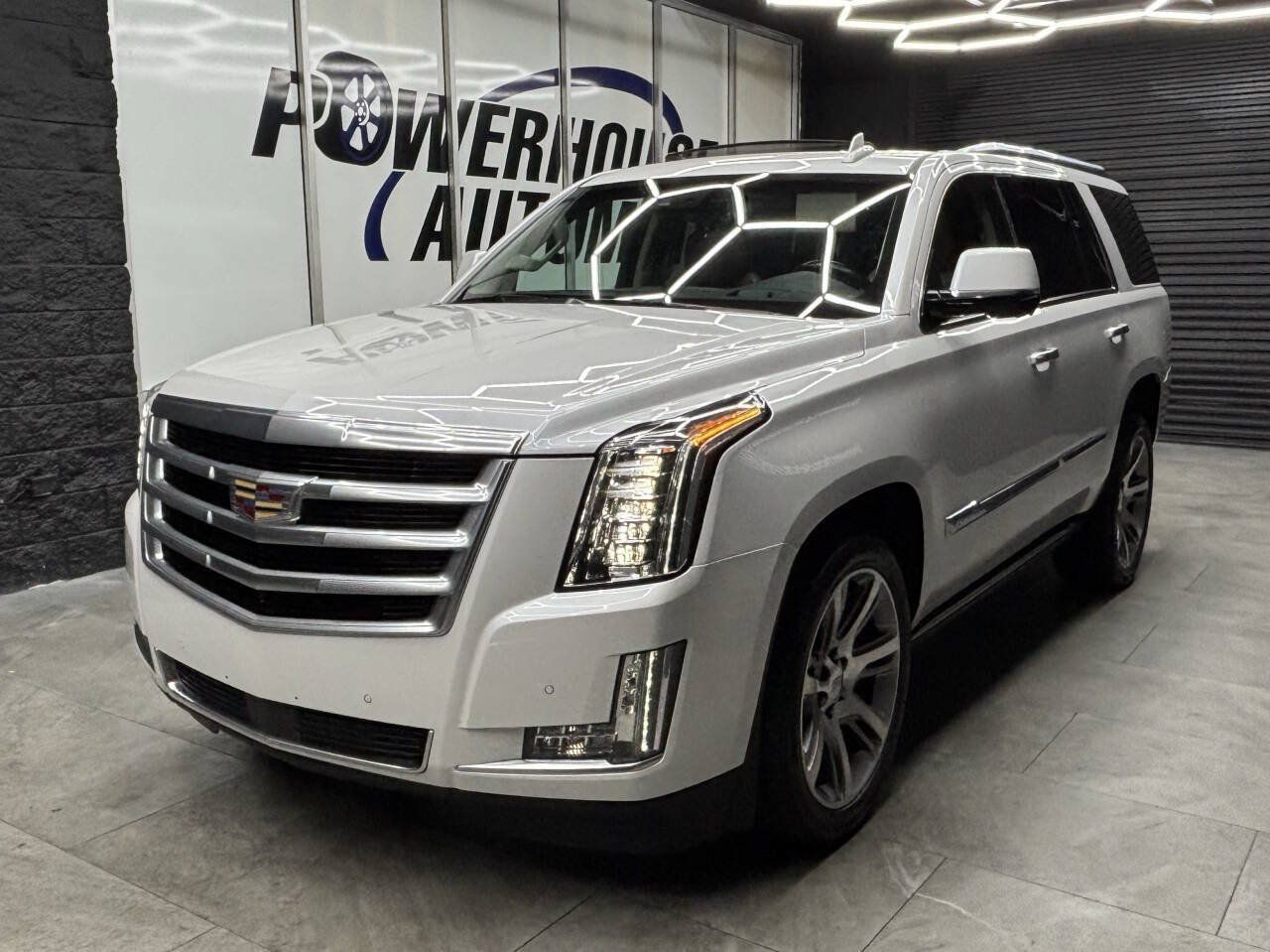 Used 2016 Cadillac Escalade Premium AWD/4WD image 2