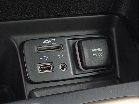 Used 2018 Jeep Cherokee Latitude w/ Altitude Package FWD image 14