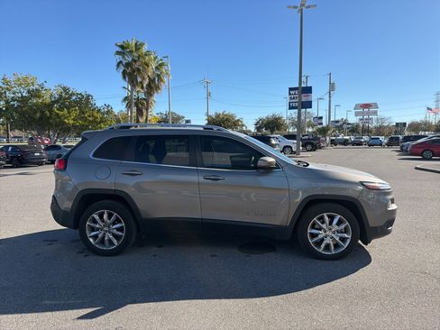 Used 2017 Jeep Cherokee Limited image 4