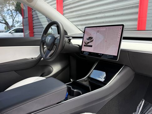 Used 2021 Tesla Model Y Long Range image 17
