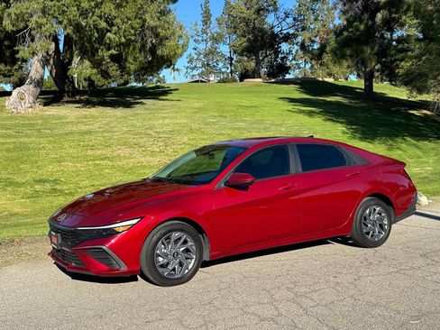 Used 2024 Hyundai Elantra SEL image 3