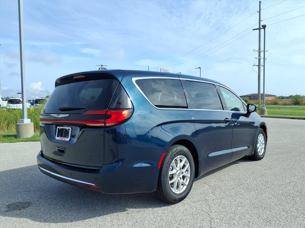 Used 2023 Chrysler Pacifica Touring-L FWD image 3