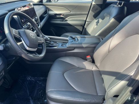 Used 2025 Toyota Grand Highlander XLE image 23