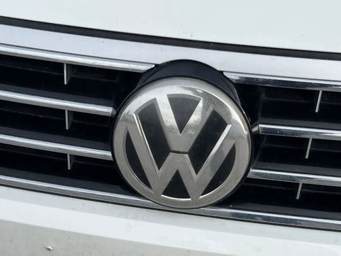 Used 2017 Volkswagen Passat 1.8T R-Line w/ R-Line Lighting Package image 10