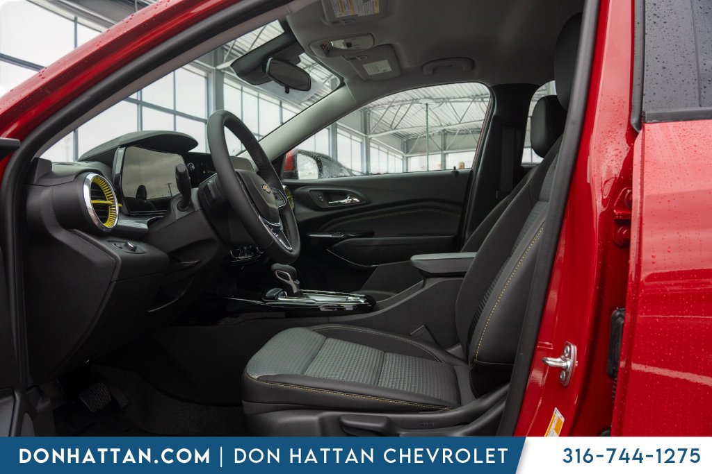 New 2026 Chevrolet Trax LT w/ LT Convenience Package FWD image 3