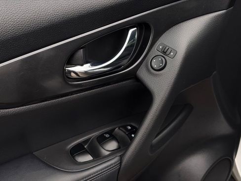 Certified 2018 Nissan Rogue SV image 13