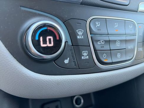 Used 2018 Chevrolet Equinox Premier FWD image 22