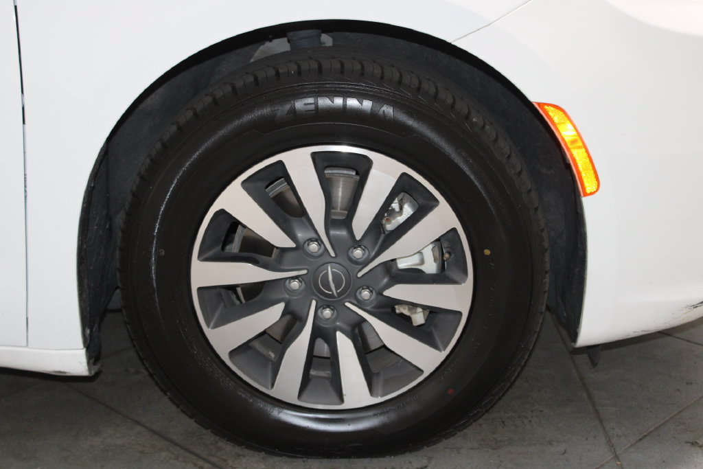 Used 2023 Chrysler Pacifica Touring-L FWD image 46
