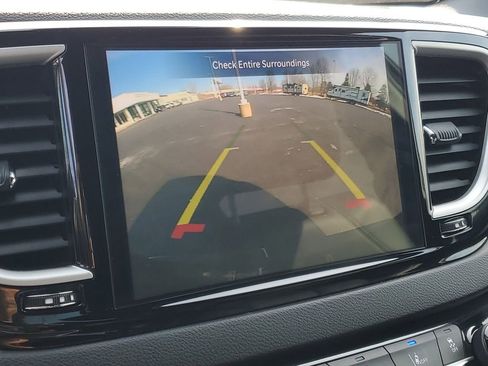 Used 2025 Chrysler Pacifica Select image 20