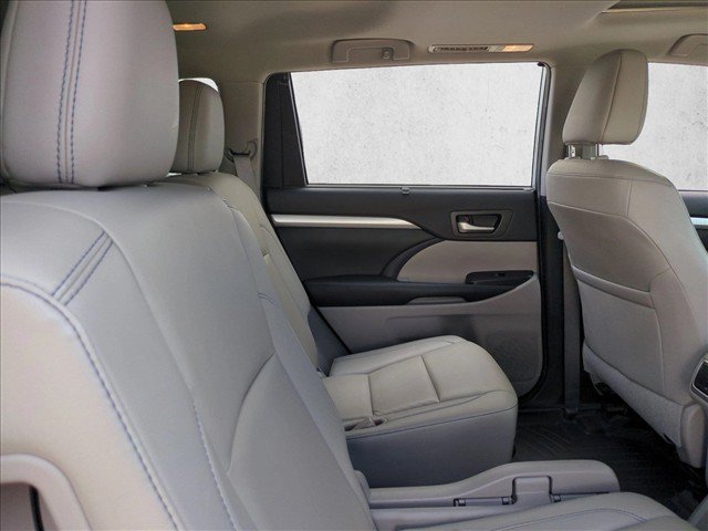 Used 2019 Toyota Highlander XLE FWD image 21