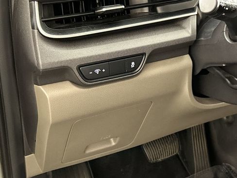 Used 2025 Kia Carnival EX image 12