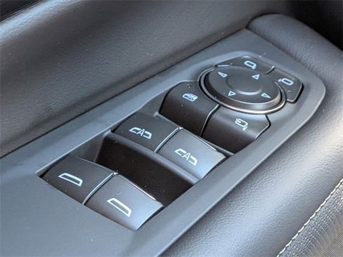 Used 2025 Chevrolet Suburban Premier image 25