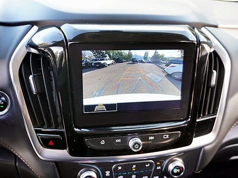 Used 2021 Chevrolet Traverse LT image 24