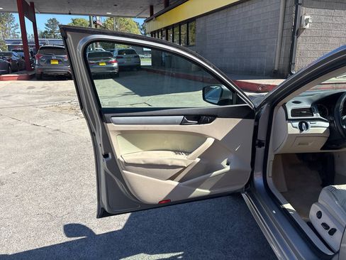 Used 2013 Volkswagen Passat TDI SE FWD image 9