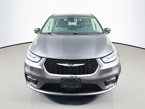 Used 2023 Chrysler Pacifica Touring-L image 2