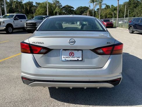 Used 2024 Nissan Altima 2.5 SV FWD image 11