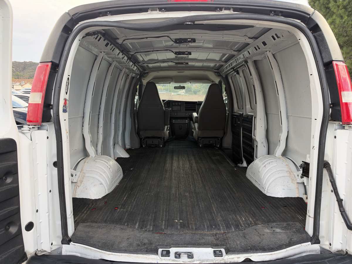 Used 2017 Chevrolet Express 2500 RWD image 17