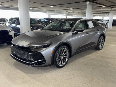 Used 2025 Toyota Crown Limited image 4