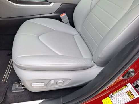 Used 2022 Toyota Highlander XLE FWD image 16