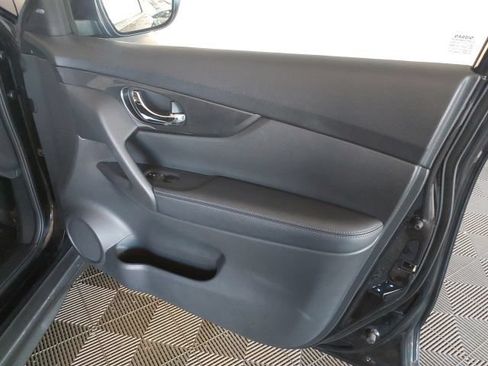 Used 2018 Nissan Rogue S AWD/4WD image 18