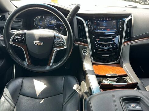 Used 2018 Cadillac Escalade Luxury AWD/4WD image 4