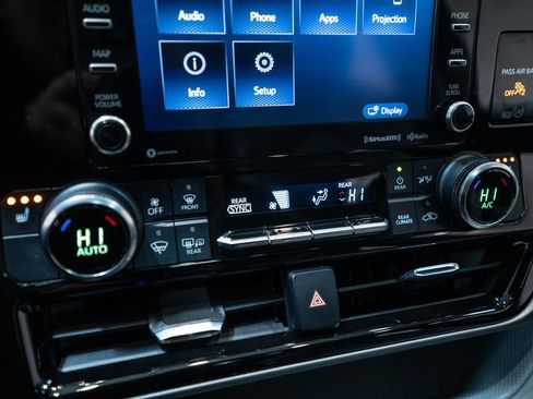 Certified 2022 Toyota Highlander XLE image 26