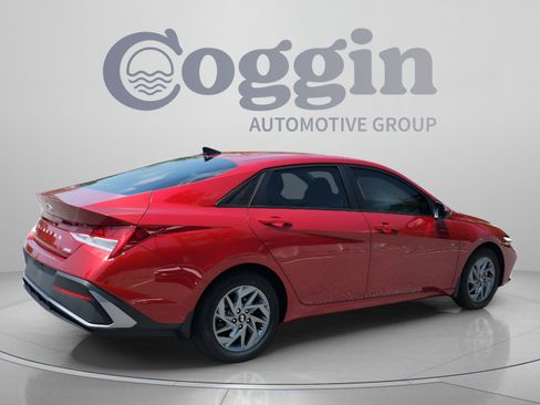 Certified 2024 Hyundai Elantra Blue FWD image 5