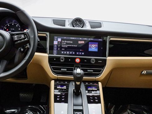 Certified 2025 Porsche Macan image 17