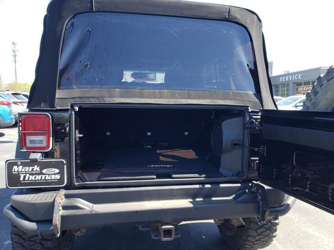 Used 2013 Jeep Wrangler Unlimited Sahara image 7