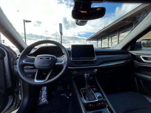 Used 2025 Jeep Compass Trailhawk image 33