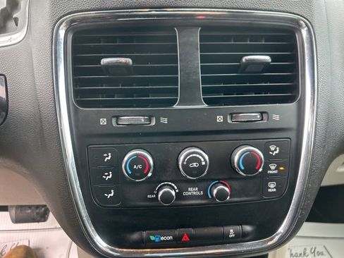 Used 2017 Dodge Grand Caravan SE image 14