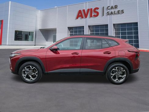 Used 2025 Chevrolet Trax LT w/ LT Convenience Package FWD image 2