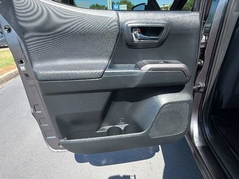Used 2018 Toyota Tacoma TRD Off-Road w/ Technology Package AWD/4WD image 14