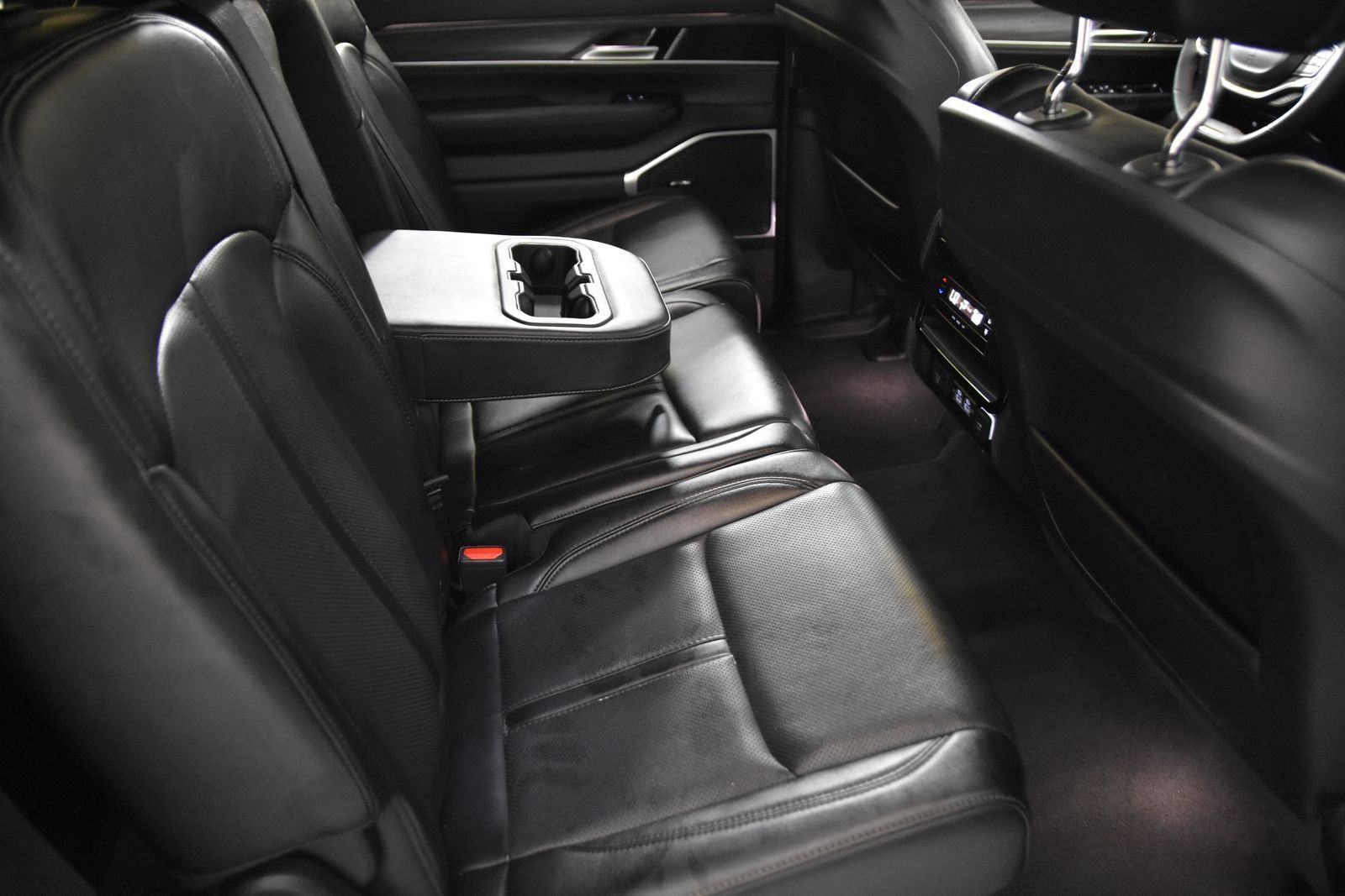 Used 2024 Jeep Wagoneer Series II w/ Flexible Seating Group RWD image 39