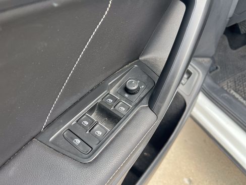 Used 2023 Volkswagen Tiguan SE w/ Panoramic Sunroof Package FWD image 14