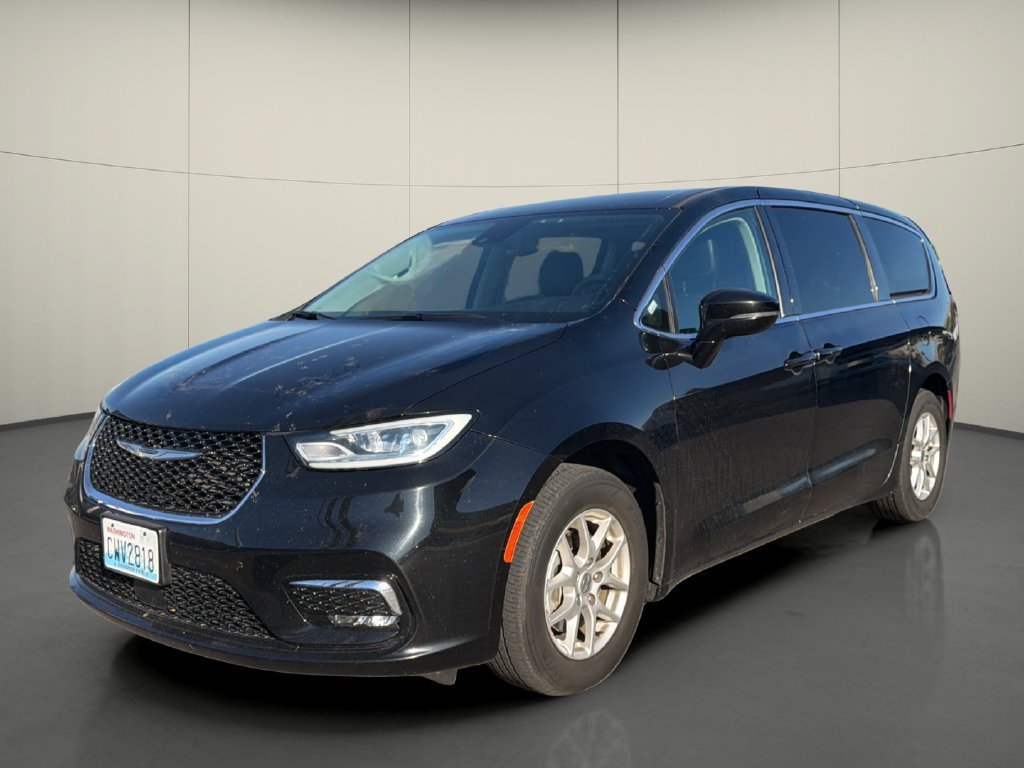 Used 2024 Chrysler Pacifica Touring-L FWD image 3