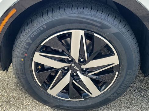 Used 2023 Kia Sorento S image 12