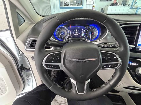Used 2022 Chrysler Pacifica Touring-L FWD image 23