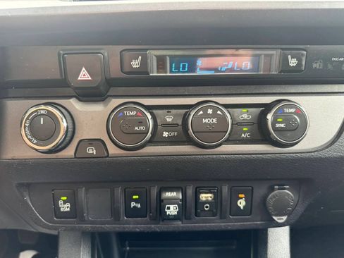 Used 2019 Toyota Tacoma TRD Off-Road w/ TRD Premium Off Road Package AWD/4WD image 18
