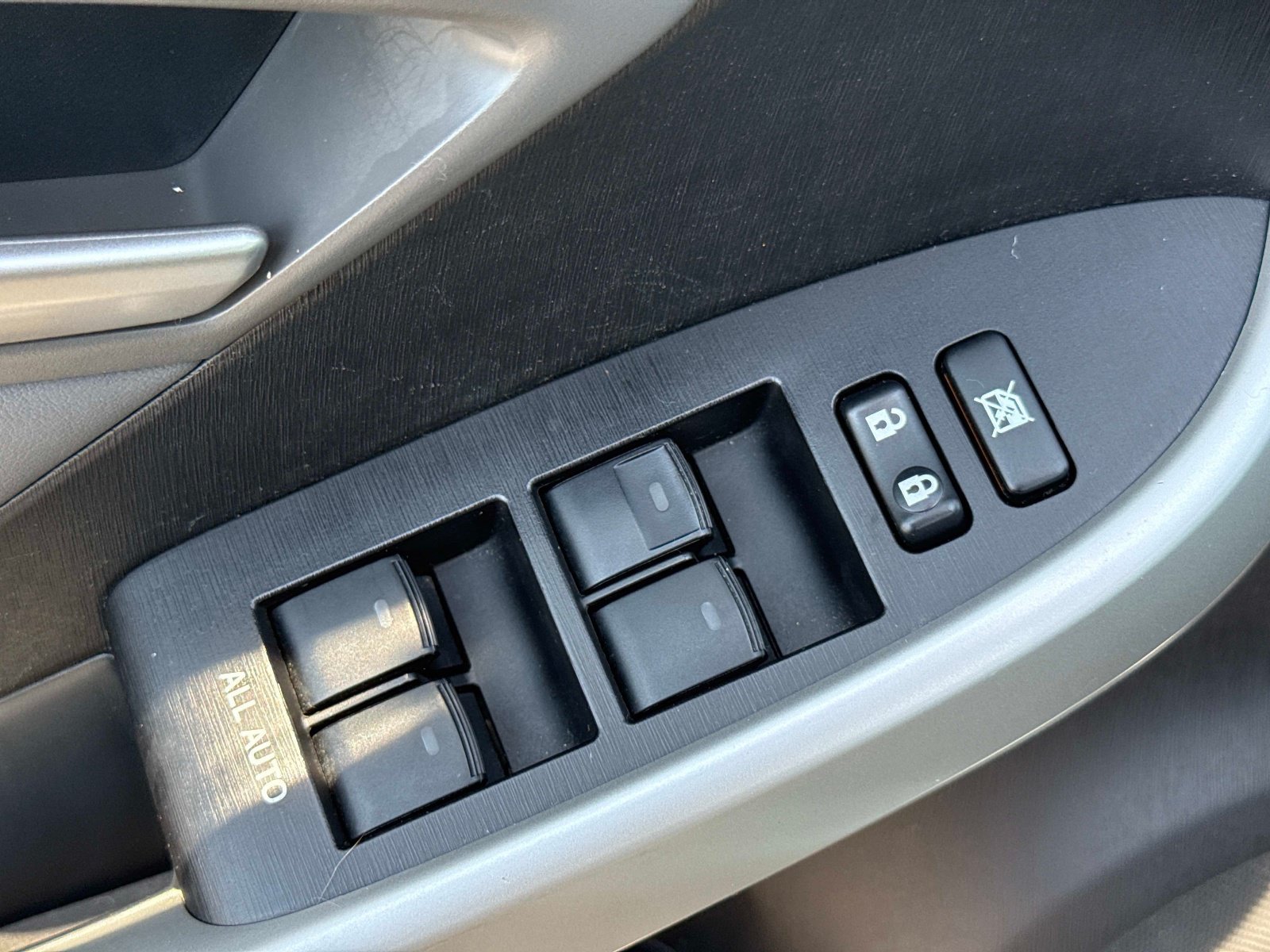 Used 2015 Toyota Prius Five w/ Advanced Technology Package FWD image 18