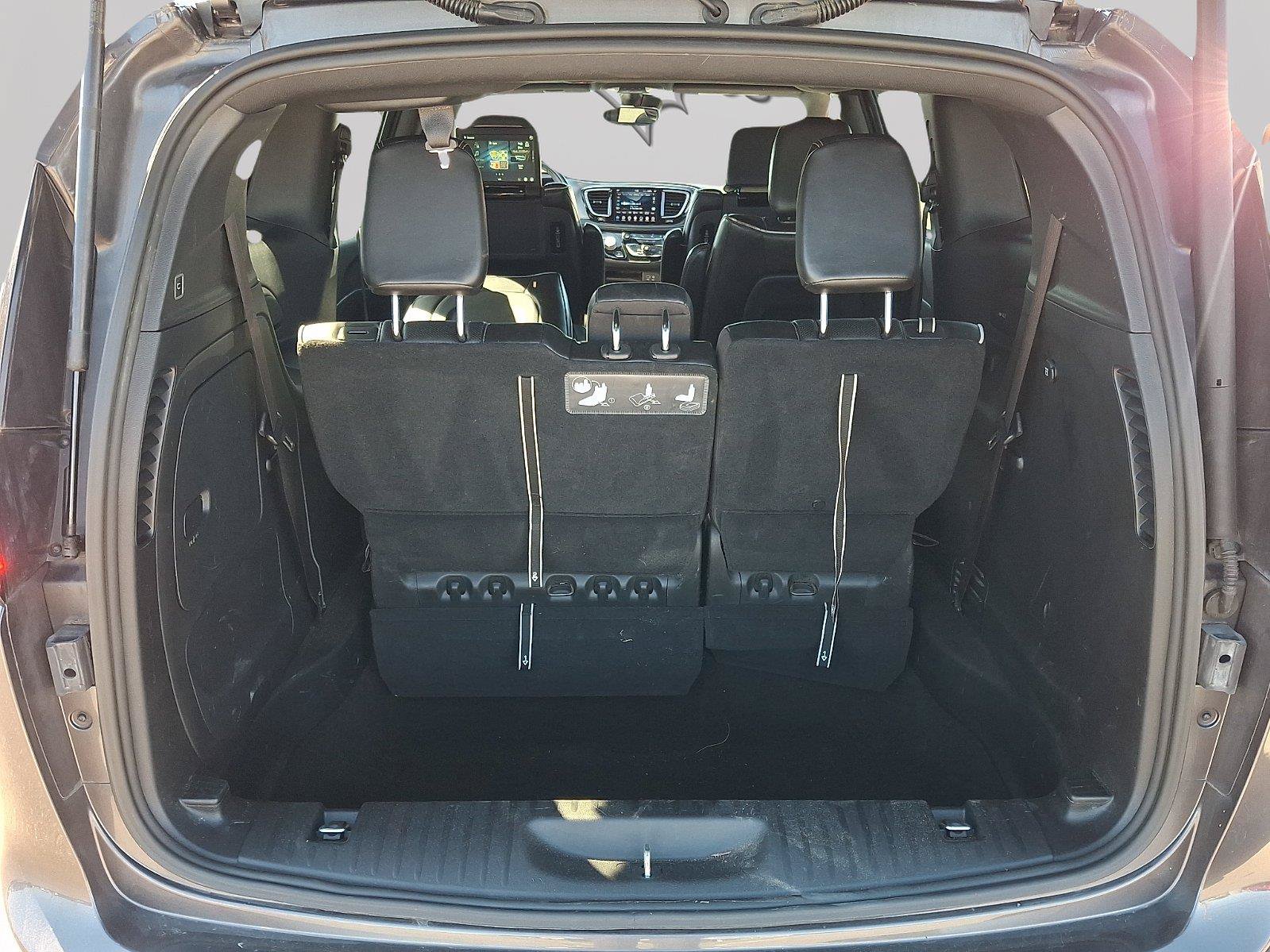 Used 2020 Chrysler Pacifica Limited w/ Advanced Safetytec Group FWD image 27