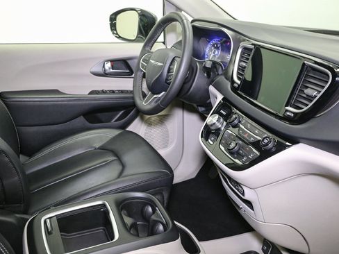 Used 2024 Chrysler Pacifica Touring-L image 18