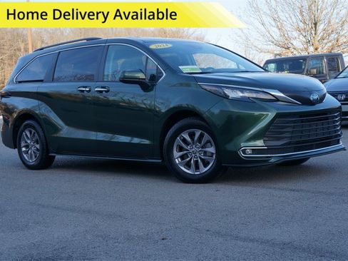 Used 2024 Toyota Sienna XLE image 1