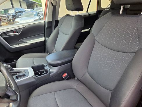 Used 2025 Toyota RAV4 XLE FWD image 16