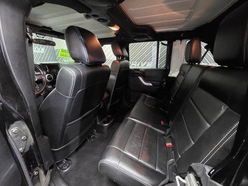 Used 2012 Jeep Wrangler Unlimited Rubicon w/ Dual Top Group AWD/4WD image 29