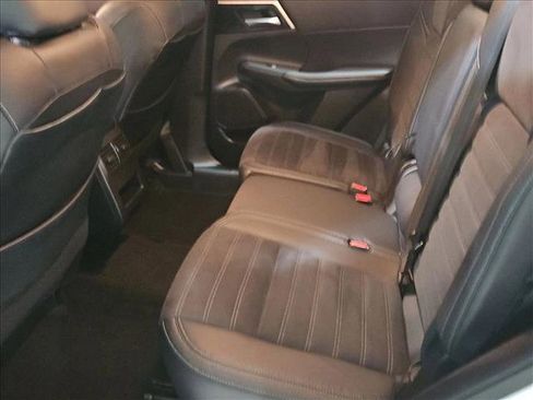 Used 2023 Mitsubishi Outlander SE image 19