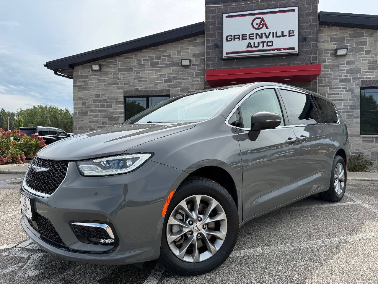 Used 2023 Chrysler Pacifica Touring-L AWD/4WD image 1