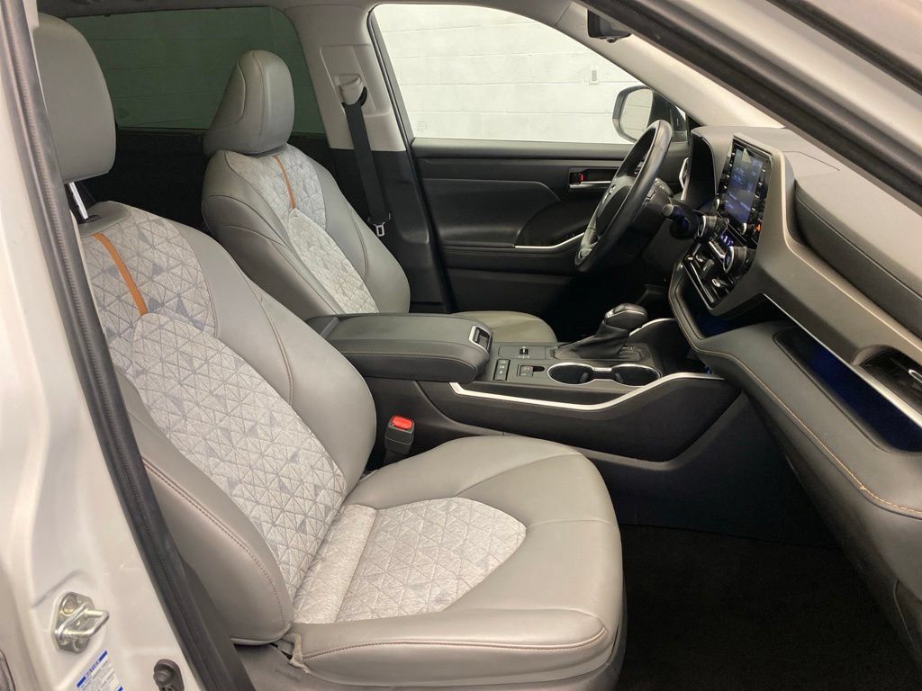 Used 2022 Toyota Highlander Bronze Edition AWD/4WD image 25