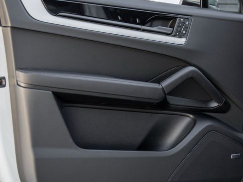 Certified 2025 Porsche Cayenne E-Hybrid Coupe image 18